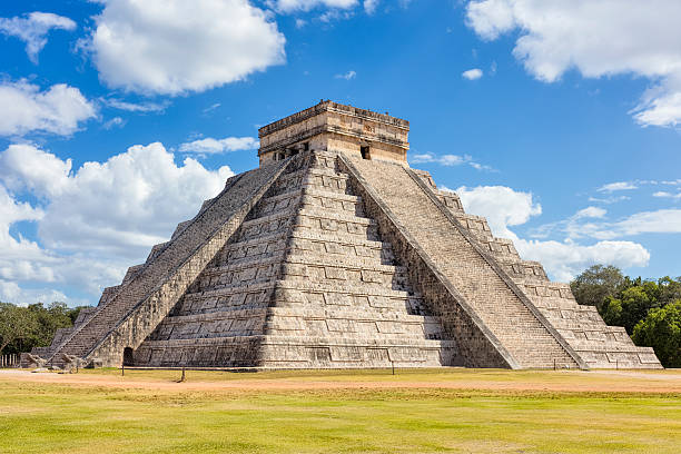 Pirámide maya representando la conexión cultural con el ramón